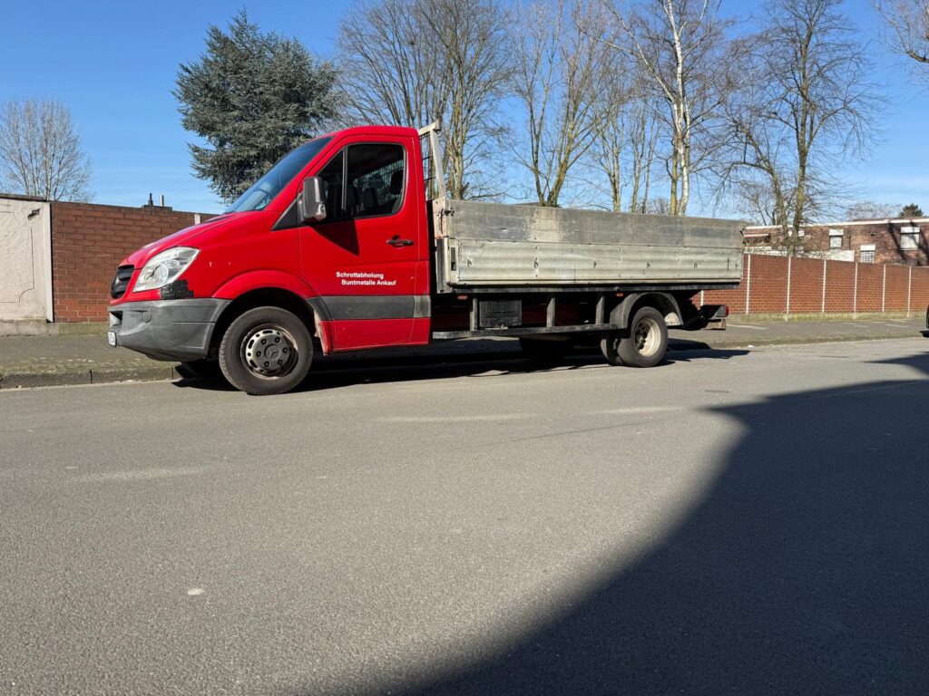 Schrottabholung Oberhausen Schrottabholung Oberhausen bietet Ihnen eine schnelle, zuverlässige und umweltfreundliche Lösung, um Altmetall, Elektroschrott oder Kfz-Teile fachgerecht zu entsorgen. Kontaktieren Sie uns noch heute unter 📞01522-422-4277, und wir kümmern uns um den Rest!