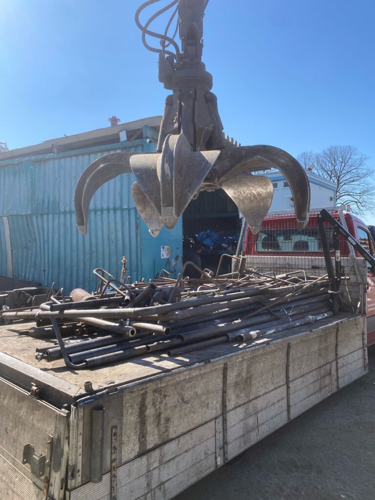 Schrottabholung Oberhausen bietet Ihnen eine schnelle, zuverlässige und umweltfreundliche Lösung, um Altmetall, Elektroschrott oder Kfz-Teile fachgerecht zu entsorgen. Kontaktieren Sie uns noch heute unter 📞01522-422-4277, und wir kümmern uns um den Rest!